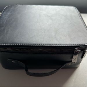 Seint makeup case and brushholder